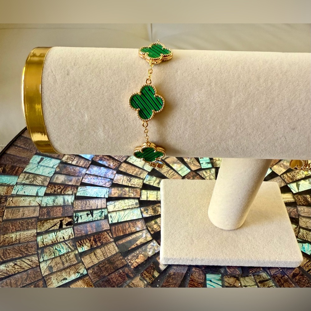 Elegant Gold-plated Green Clover Bracelet. Stackable.